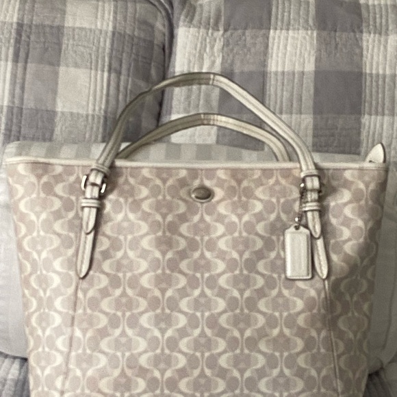 Signature style tote - Picture 3 of 16